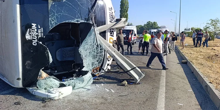 Yolcu otobüsü devrildi: 22 yaralı