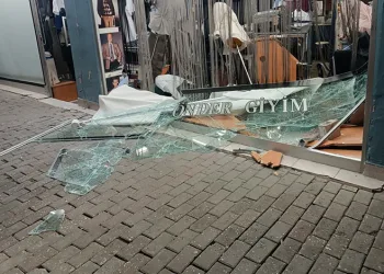 Direksiyon hakimiyetini kaybeden sürücü dükkana girdikten sonra firar etti
