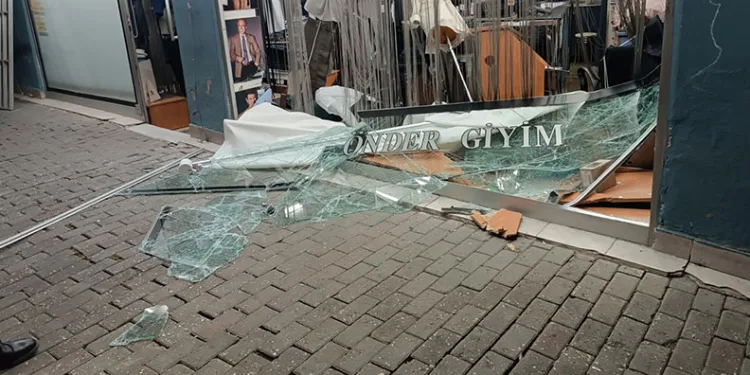 Direksiyon hakimiyetini kaybeden sürücü dükkana girdikten sonra firar etti