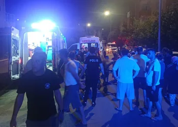 Annesini darp eden babasını bıçakladı