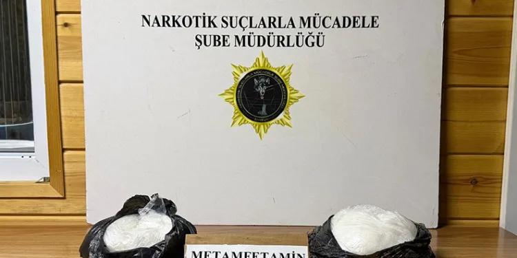 Narkotik köpeği Şila valizdeki 1 kilo 900 gram metamfetamini buldu
