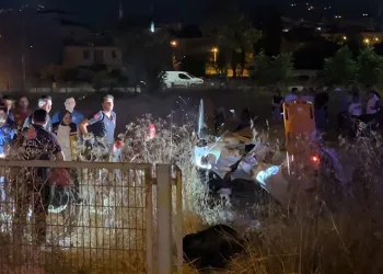 Direksiyon hakimiyetini kaybeden otomobil tarlaya uçtu: 5 yaralı