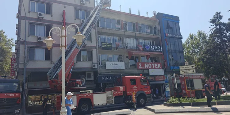 Gemlik’de pasajın çatısında yangın paniği