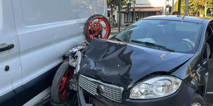 Bursa’da otomobille çarpışan motosiklet iki araç arasında sıkıştı