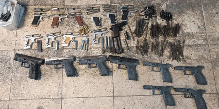 İzmir merkezli 2 ilde dev silah operasyonu: 13 gözaltı