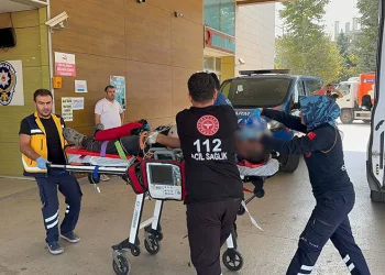 Duran kamyona çarpan kamyonet sürücüsü ağır yaralandı