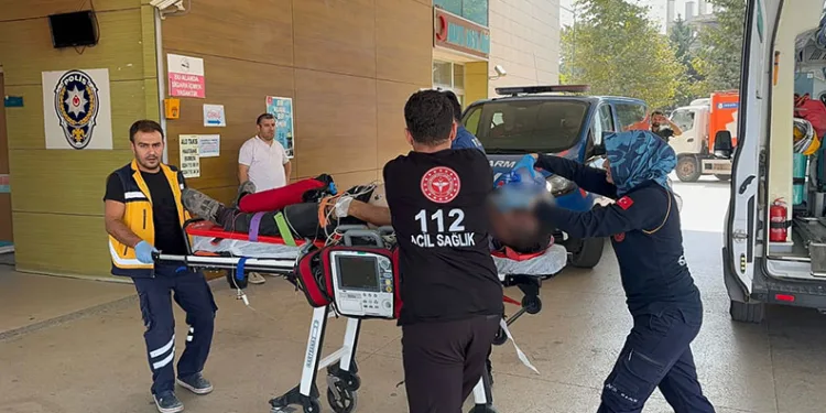 Duran kamyona çarpan kamyonet sürücüsü ağır yaralandı