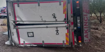Adıyaman’da kamyon devrildi: 1 yaralı