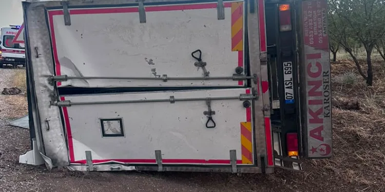 Adıyaman’da kamyon devrildi: 1 yaralı