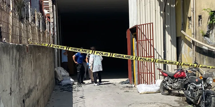 Gaziosmanpaşa’da yük asansörü 4. kattan düştü: 1 ağır yaralı