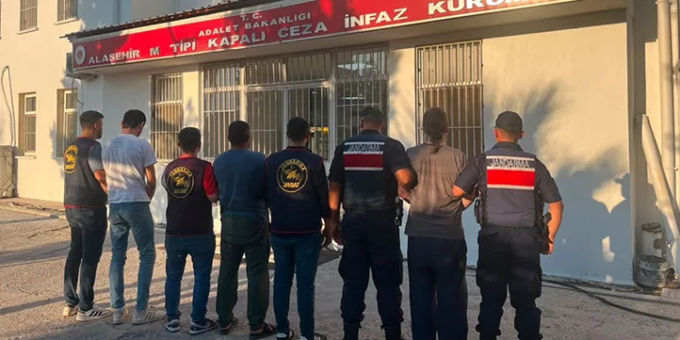 Alaşehir’de 21 adrese eş zamanlı uyuşturucu operasyonu
