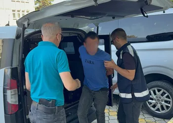 Boşanma aşamasındaki eşini bıçakla yaraladı
