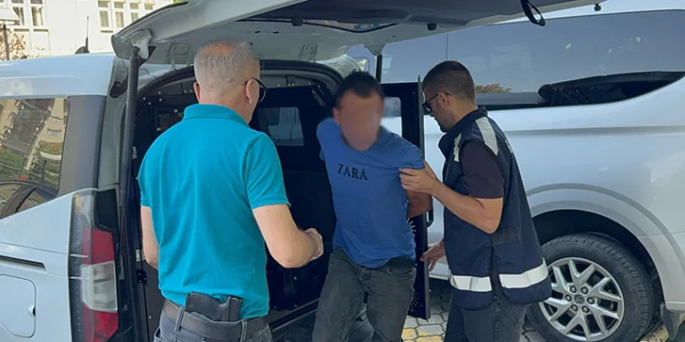Boşanma aşamasındaki eşini bıçakla yaraladı