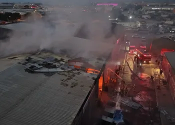 İnegöl’de mühürlü boya imalathanesinde yangın: 3 iş yeri zarar gördü