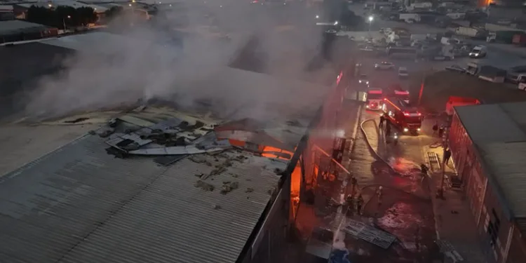 İnegöl’de mühürlü boya imalathanesinde yangın: 3 iş yeri zarar gördü