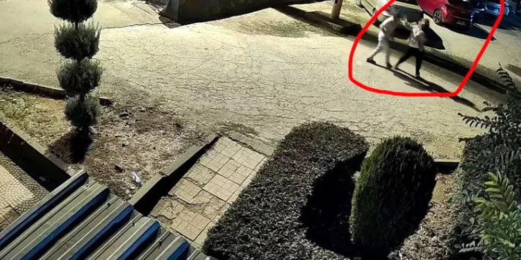 Kucağında çocuğuyla eşinin saldırısına uğrayan kadın hayatını kaybetti