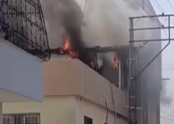 Aile sağlığı merkezinin çatısında korkutan yangın