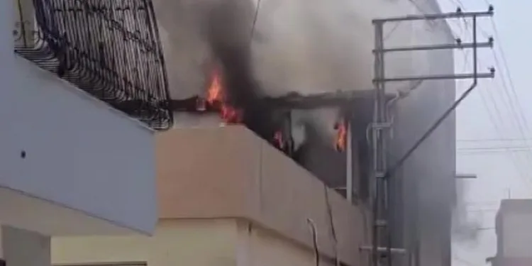 Aile sağlığı merkezinin çatısında korkutan yangın