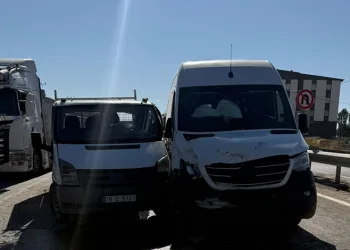 Yüksekova’da minibüs ile kamyonet çarpıştı: 10 yaralı