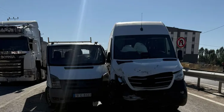 Yüksekova’da minibüs ile kamyonet çarpıştı: 10 yaralı
