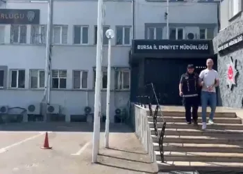 Çatıdan çatıya kaçmaya çalışırken yakalandı