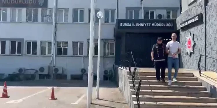 Çatıdan çatıya kaçmaya çalışırken yakalandı