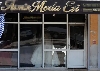 Boşanmak isteyen eşinin gelinlikçi dükkanını benzin dökerek ateşe verdi