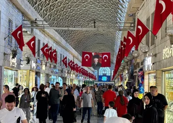 Bursa’da Tarihi Kapalı Çarşı Türk bayraklarıyla donatıldı