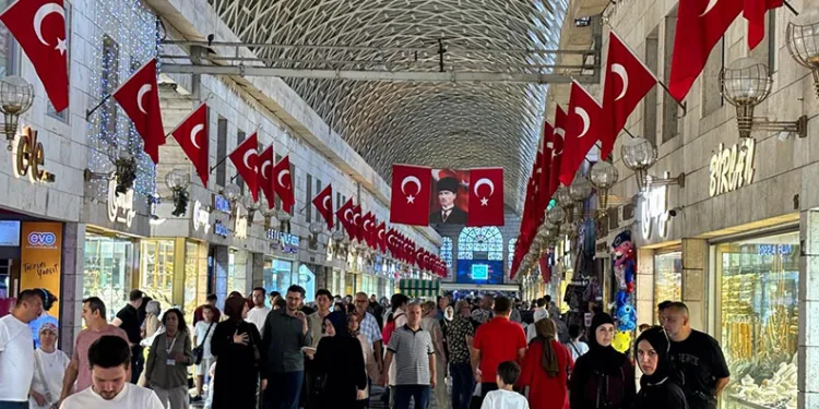 Bursa’da Tarihi Kapalı Çarşı Türk bayraklarıyla donatıldı