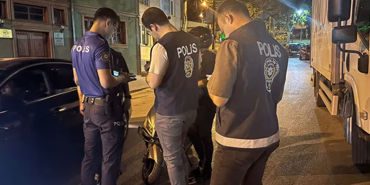 Bursa’da ‘Huzur’ denetimlinde 3 aranan şahıs yakalandı