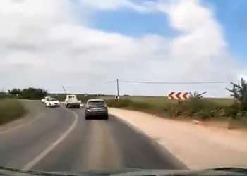 Bursa’da viraja hızlı giren otomobil kazaya sebep oldu