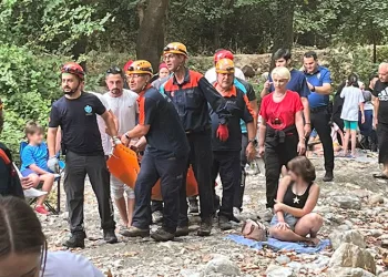 Ormanda yürüyüş yaparken kayalıklardan dere yatağına düştü