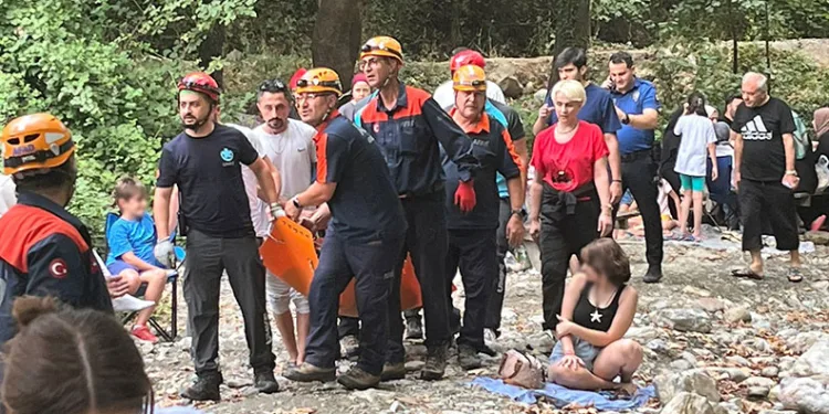 Ormanda yürüyüş yaparken kayalıklardan dere yatağına düştü