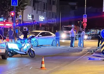Bursa’da 2 otomobil çarpıştı: 9 kişi yaralı