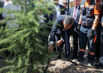 Özgür Özel, YENİ Parti Genel Merkezi’nde fidan dikti