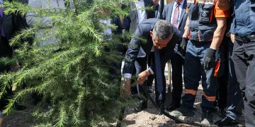 Özgür Özel, YENİ Parti Genel Merkezi’nde fidan dikti