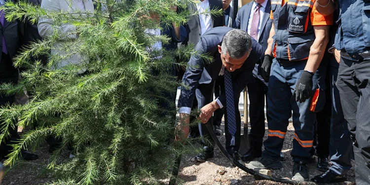 Özgür Özel, YENİ Parti Genel Merkezi’nde fidan dikti