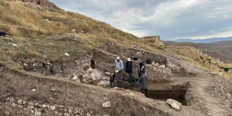 Bayburt Kalesi’nde arkeolojik kazılar sürüyor: Tarih İlk Tunç Çağı’na uzanıyor