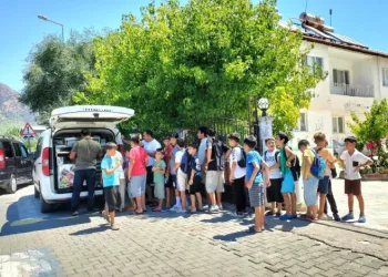 Hayırseverlerden miniklere tatlı ikram