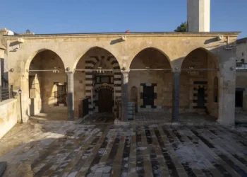 Depremde hasar gören iki tarihi cami Mevlid Kandili’nde yeniden ibadete açılıyor