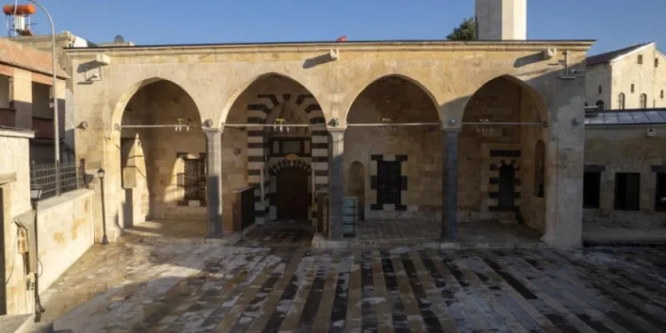 Depremde hasar gören iki tarihi cami Mevlid Kandili’nde yeniden ibadete açılıyor