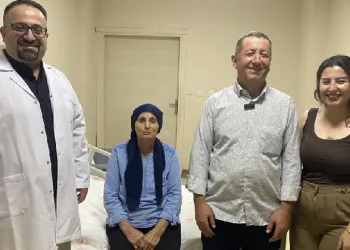 Kafatası kemiğini 8 ay karnında taşıdı