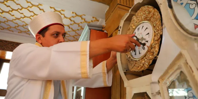 Kahramanmaraş’taki Beyazıtlı Camii’nin duvarındaki tarihi saat zamana tanıklık ediyor