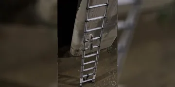 Merdiveni gördü, kendi kendini kurtardı