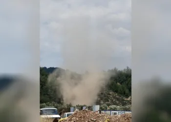 Menteşe’de küçük ölçekli hortumlar toz bulutlarına neden oldu