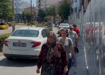 İnşaat paravanı kaldırımı kapattı, yayalar trafiğin ortasında kaldı