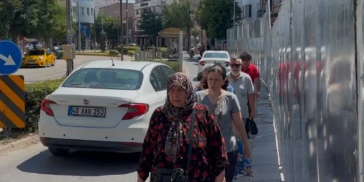 İnşaat paravanı kaldırımı kapattı, yayalar trafiğin ortasında kaldı