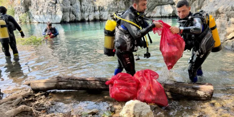 Antalya’nın içme suyu kaynağından pet bardak, alkol şişeleri, poşetler çıkartıldı