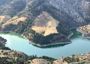Sarıgüzel Barajı ve çevresindeki dağlar manzarasıyla hayran bırakıyor