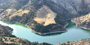 Sarıgüzel Barajı ve çevresindeki dağlar manzarasıyla hayran bırakıyor